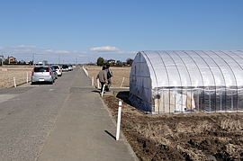 入口の農道に車を止めます